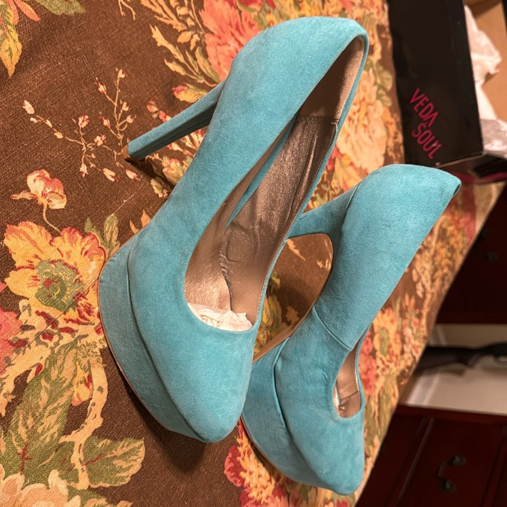 Miami green suede size 7 with a 5” heel. Never been worn.